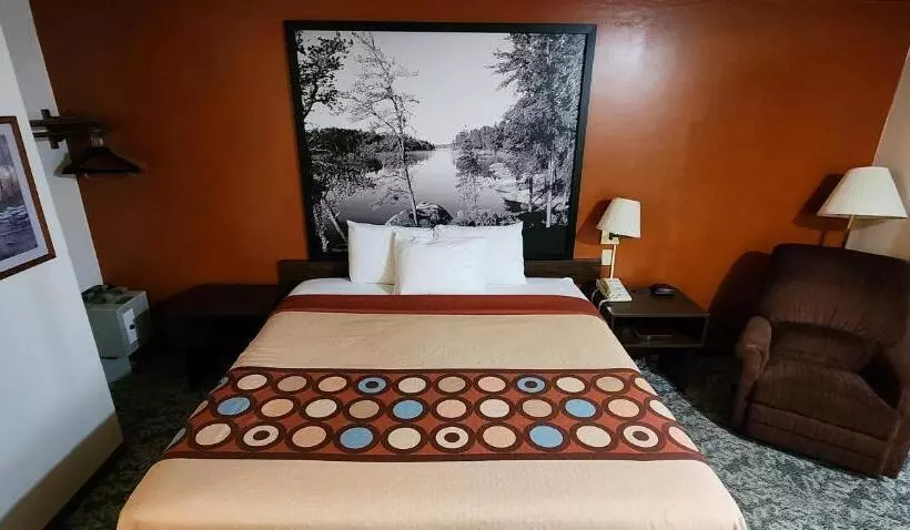 اتاق لوکس, Iron Mountain Inn & Suites