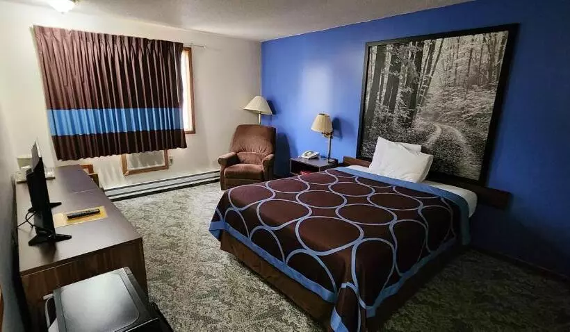 اتاق لوکس, Iron Mountain Inn & Suites
