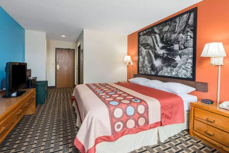 Standard-huone King-vuode, Super 8 By Wyndham Staunton