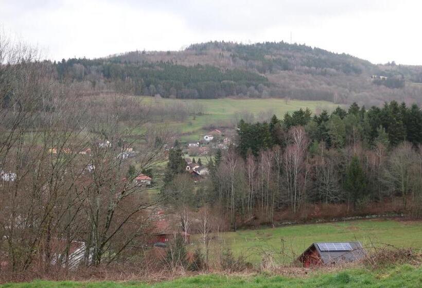 חדר לארבעה סטנדרטי עם נוף לגינה, Chambres D Hôtes Le Chêne