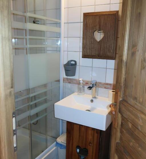 חדר לארבעה סטנדרטי עם נוף לגינה, Chambres D Hôtes Le Chêne