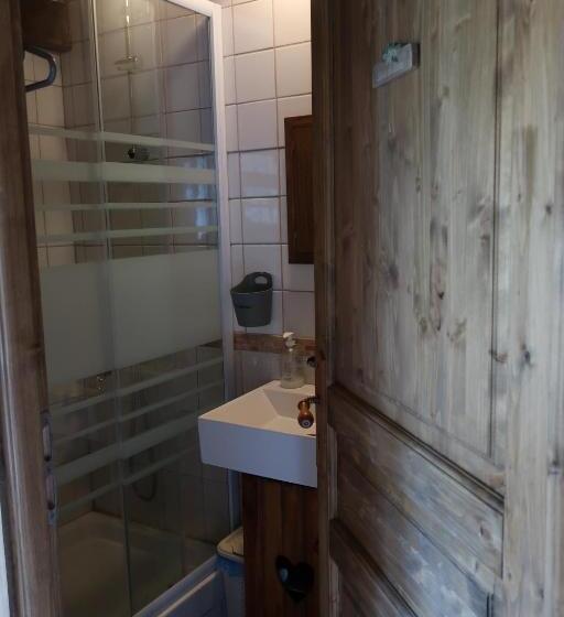 חדר לארבעה סטנדרטי עם נוף לגינה, Chambres D Hôtes Le Chêne