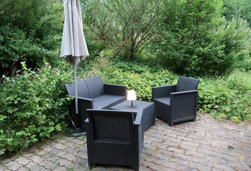 חדר לארבעה סטנדרטי עם נוף לגינה, Chambres D Hôtes Le Chêne