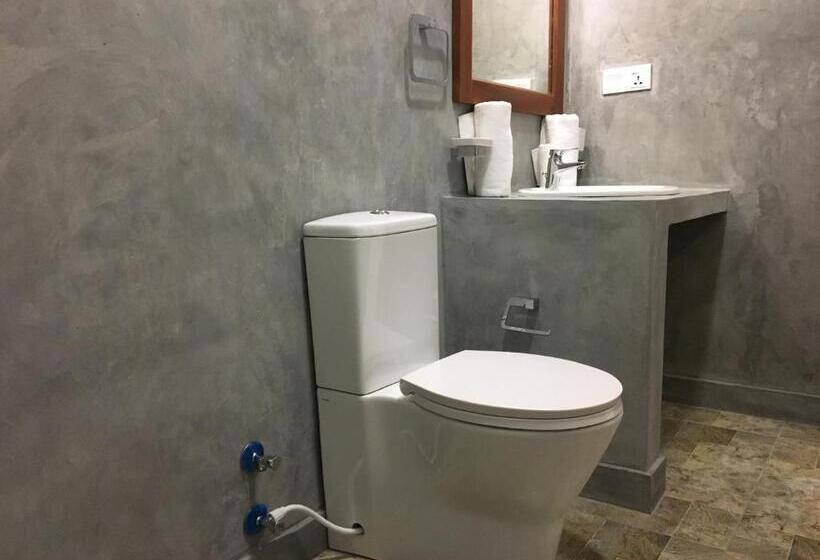 Номер Стандарт Вид на Бассейн, Anveela