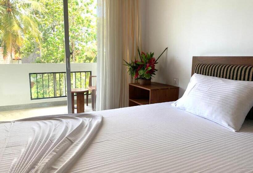 Номер Стандарт Вид на Бассейн, Anveela