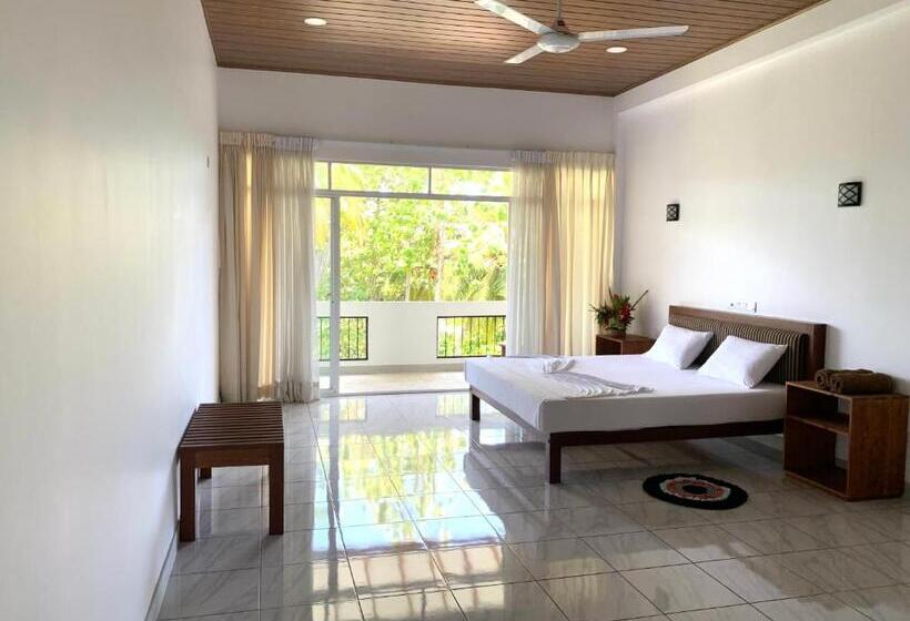 Номер Стандарт Вид на Бассейн, Anveela