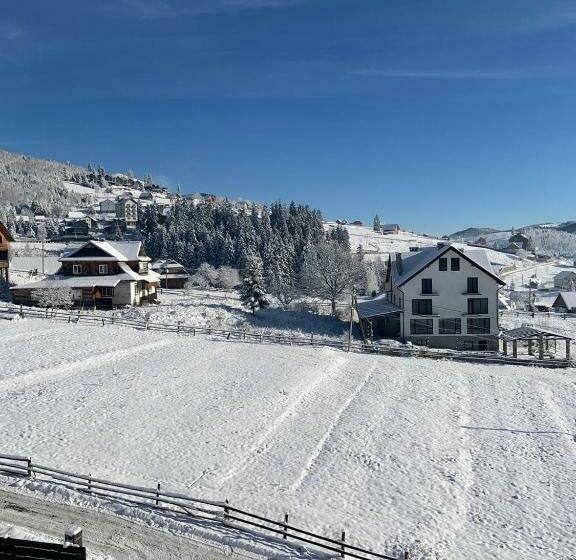 سوییت با چشم‌انداز کوه, Villa Livorno