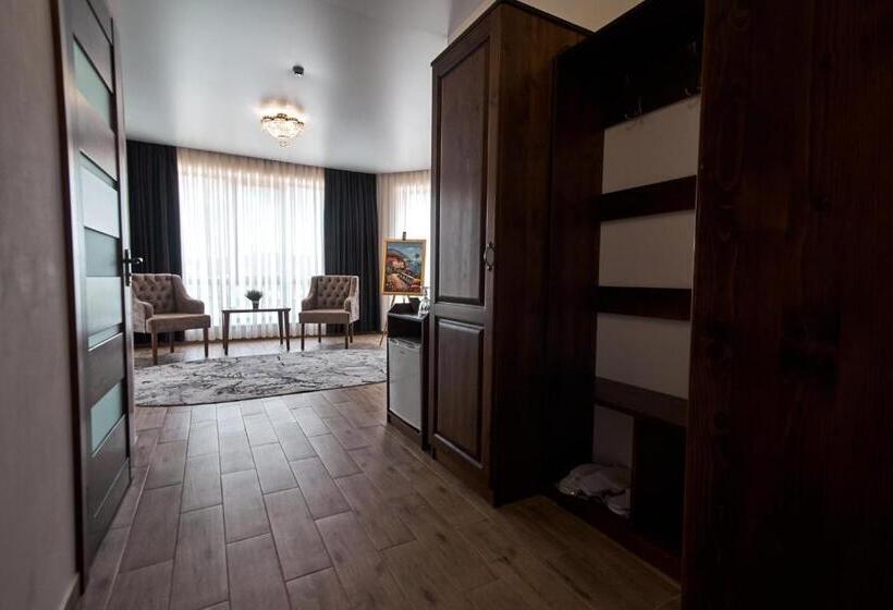 سوییت با چشم‌انداز کوه, Villa Livorno