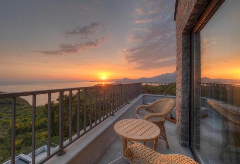 اتاق‌ استاندارد تودرتو با چشم‌انداز دریا, Vivid Blue Serenity Resort