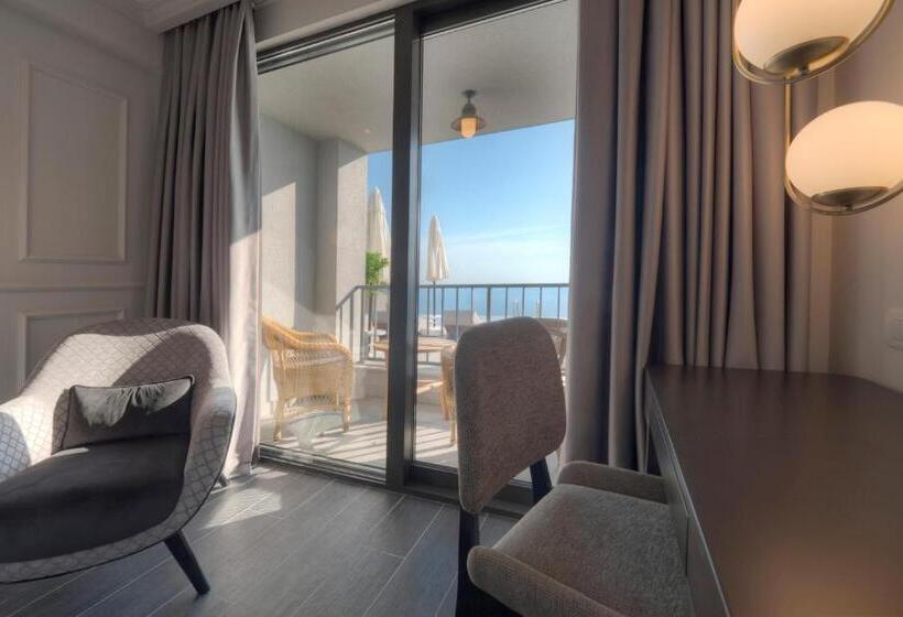 اتاق استاندارد با چشم‌انداز استخر, Vivid Blue Serenity Resort