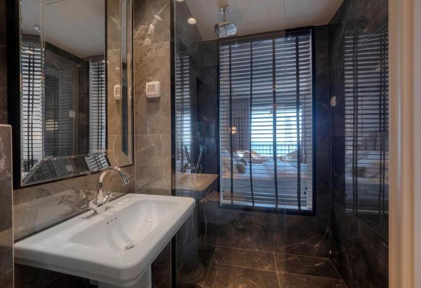 اتاق استاندارد با چشم‌انداز استخر, Vivid Blue Serenity Resort