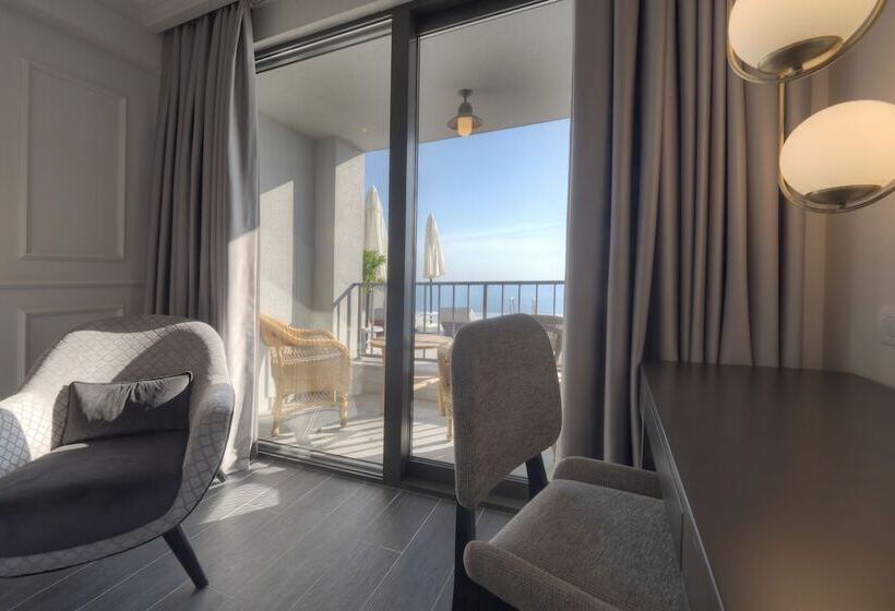 اتاق استاندارد با چشم‌انداز استخر, Vivid Blue Serenity Resort