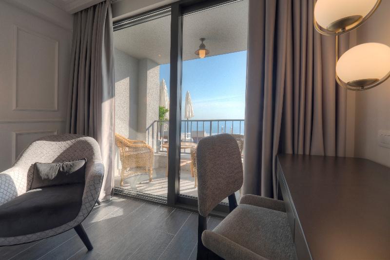 اتاق استاندارد با چشم‌انداز استخر, Vivid Blue Serenity Resort