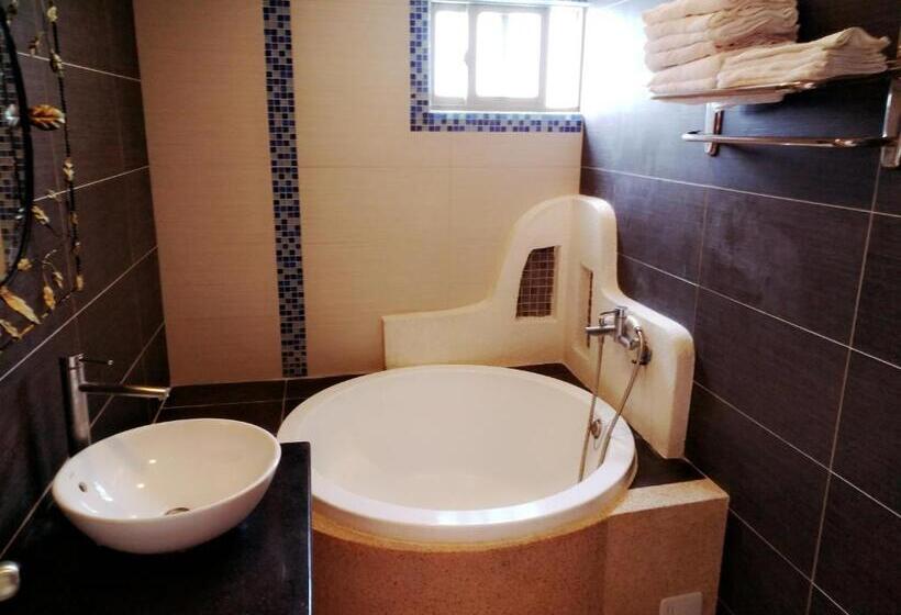 ファミリールーム, Hong Ben