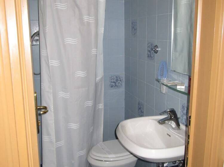 اتاق استاندارد سه تخته با چشم‌انداز, Foresteria Valdese Di Firenze