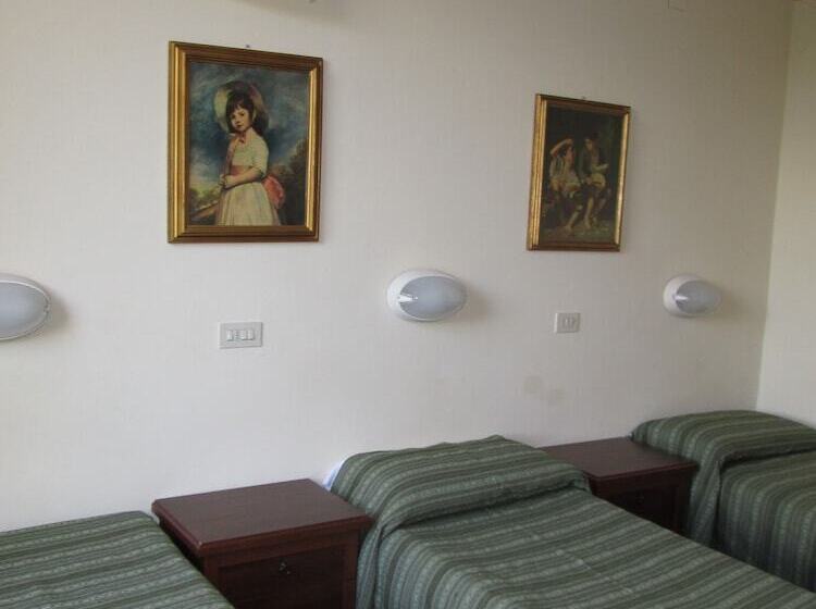 اتاق استاندارد سه تخته با چشم‌انداز, Foresteria Valdese Di Firenze