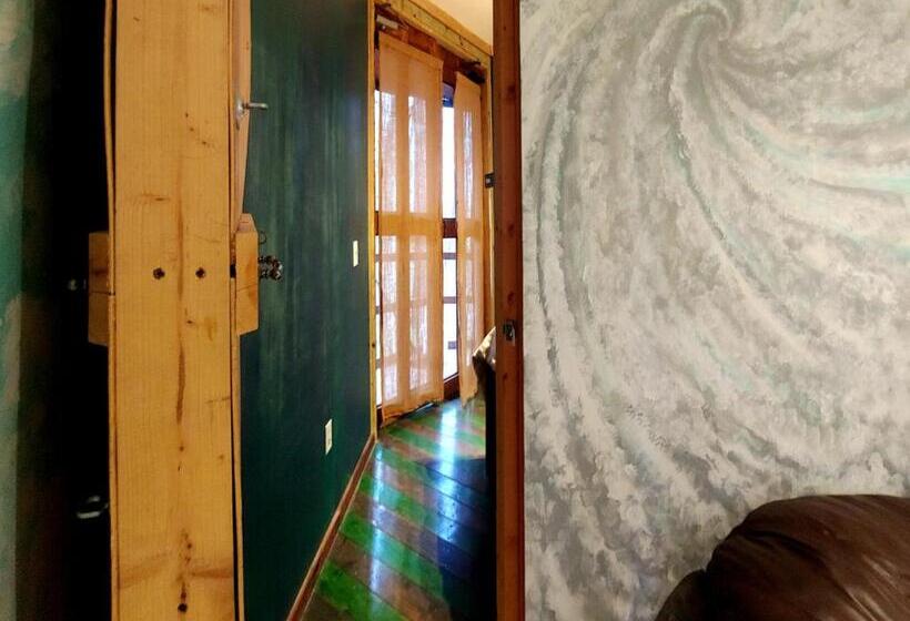 شاليه غرفة نوم واحدة, Lost River Hostel