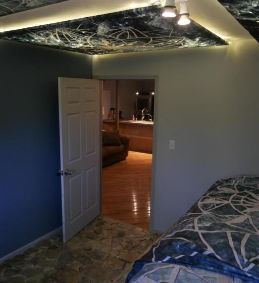 منزل غرفة نوم واحدة, Lost River Hostel