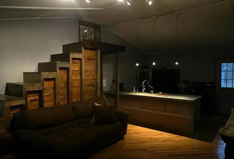 １ベッドルームハウス, Lost River Hostel