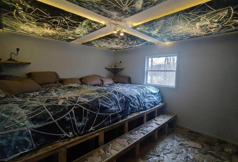 １ベッドルームハウス, Lost River Hostel