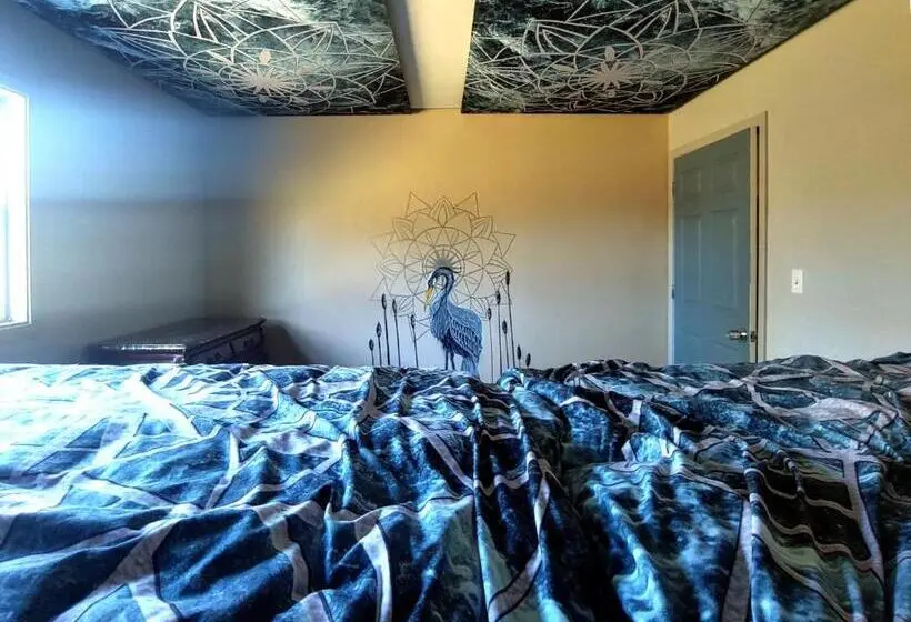 １ベッドルームハウス, Lost River Hostel