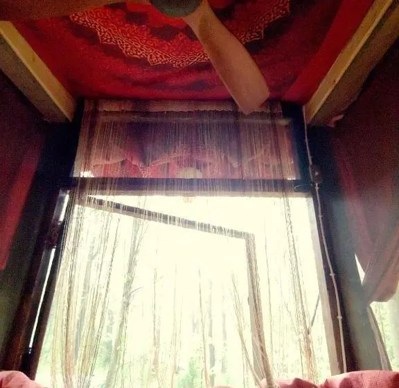 スタンダードバンガロー, Lost River Hostel