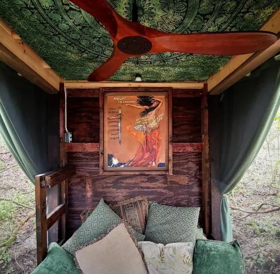 スタンダードバンガロー, Lost River Hostel