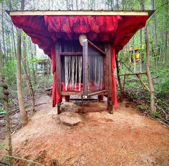 بنجلو قياسى, Lost River Hostel