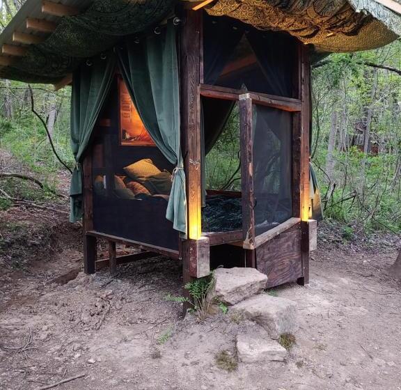 بنجلو قياسى, Lost River Hostel