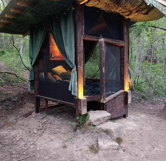 スタンダードバンガロー, Lost River Hostel
