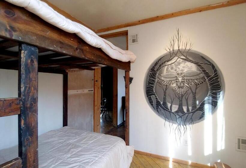 شاليه غرفة نوم واحدة, Lost River Hostel