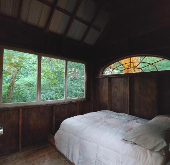 شاليه غرفة نوم واحدة, Lost River Hostel