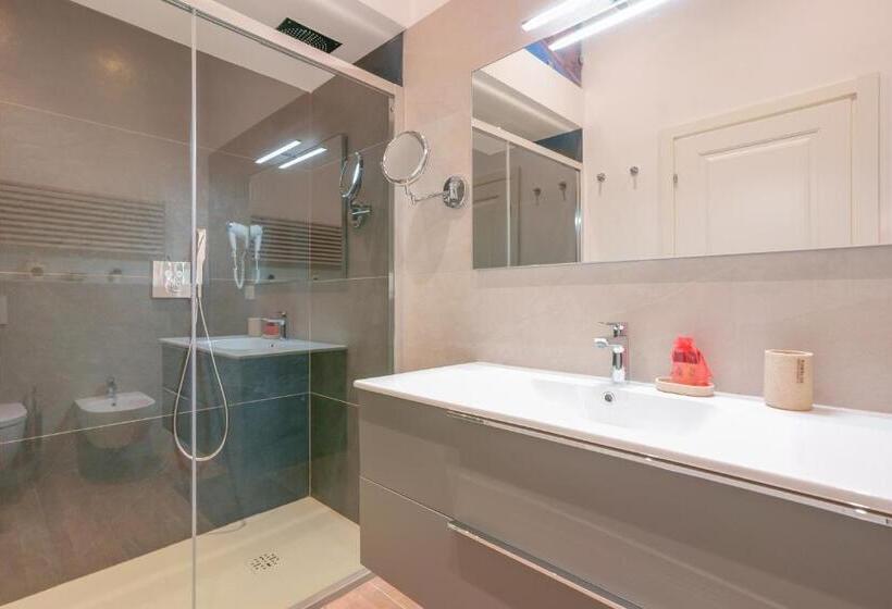 اتاق لوکس, Attico Di Via D'azeglio