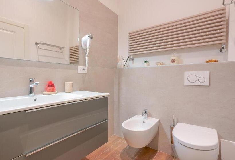 اتاق لوکس, Attico Di Via D'azeglio