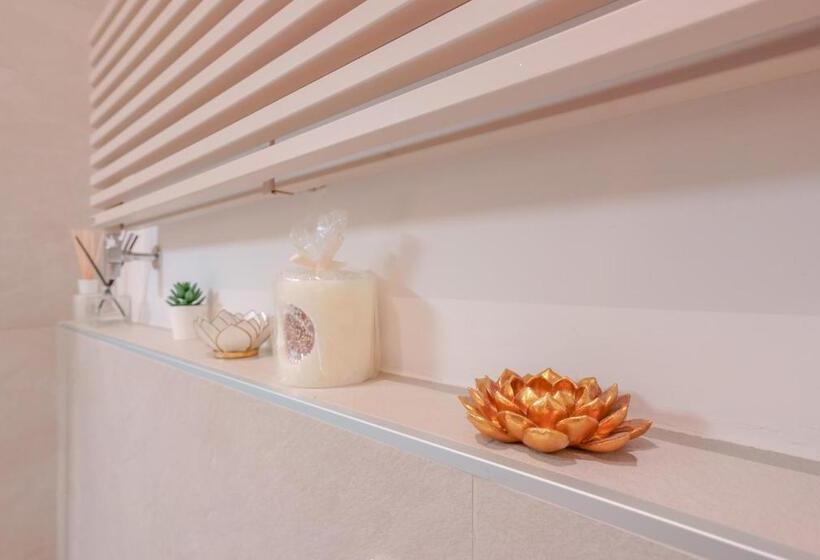 اتاق لوکس, Attico Di Via D'azeglio