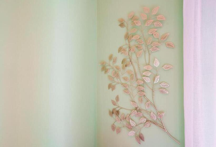 اتاق لوکس, Attico Di Via D'azeglio