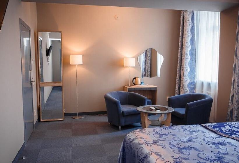 اتاق خانوادگی, Raketa