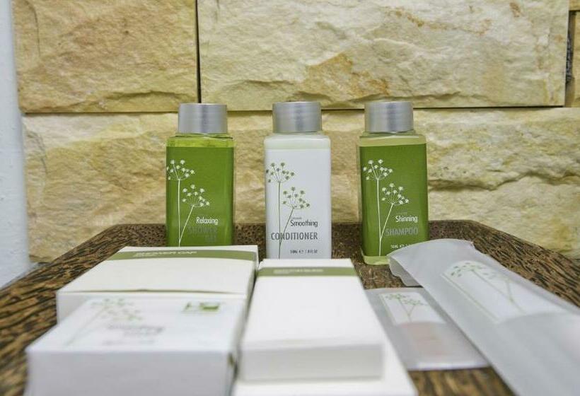 سوییت خانوادگی, People By The Community