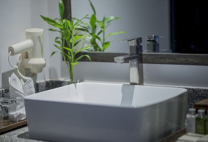 اتاق لوکس با تخت بزرگ, People By The Community