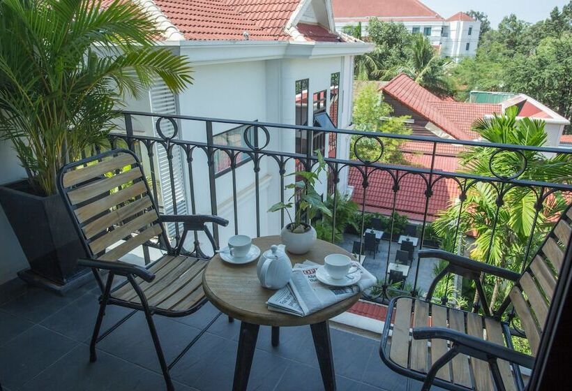 اتاق لوکس, People By The Community