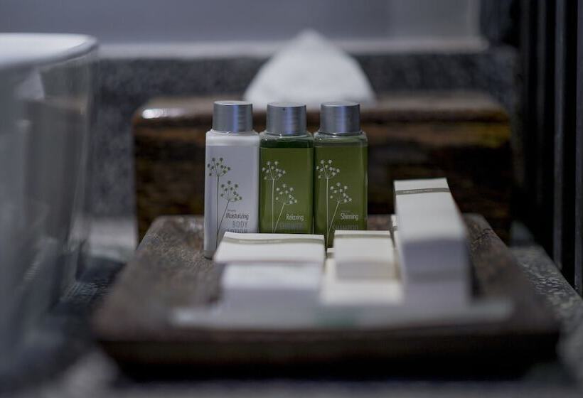 اتاق لوکس, People By The Community