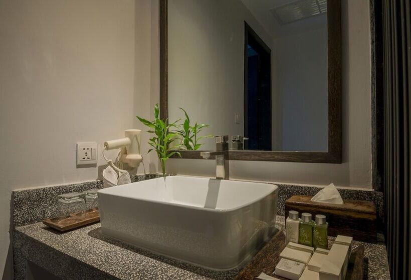 اتاق لوکس, People By The Community