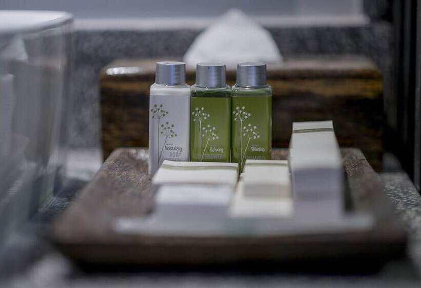 سوییت خانوادگی, People By The Community