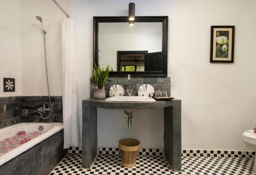 سوئیت با تخت بزرگ, People By The Community