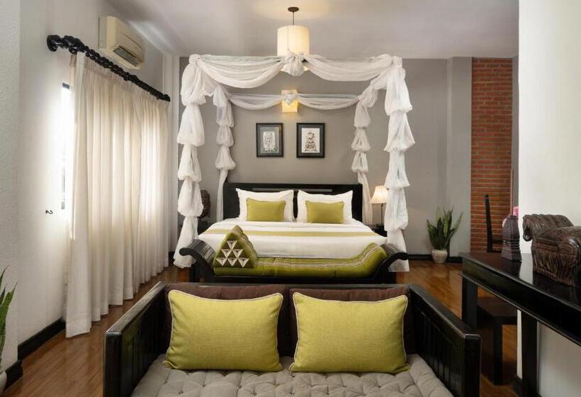 سوئیت با تخت بزرگ, People By The Community