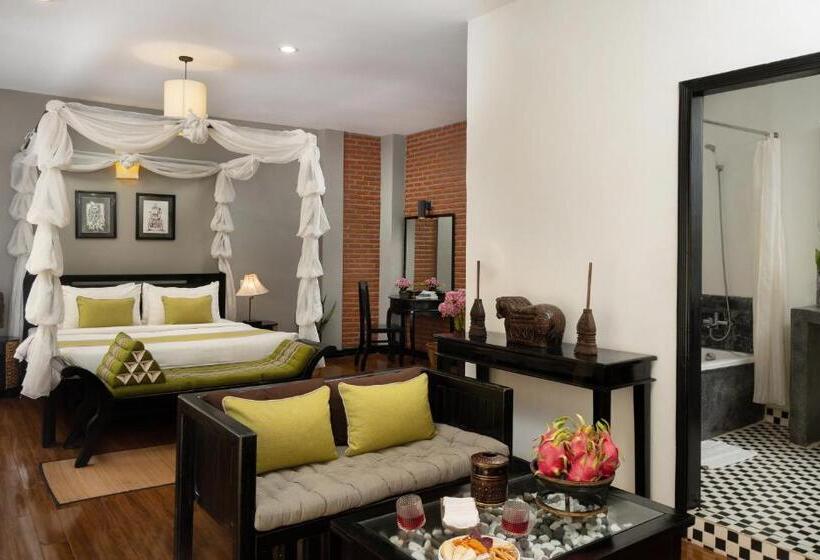 سوئیت با تخت بزرگ, People By The Community