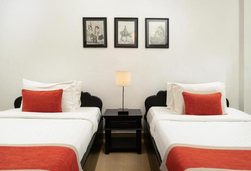 اتاق خانوادگی, People By The Community