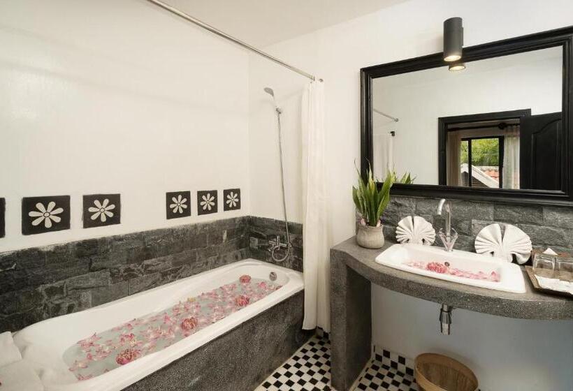 سوییت خانوادگی, People By The Community