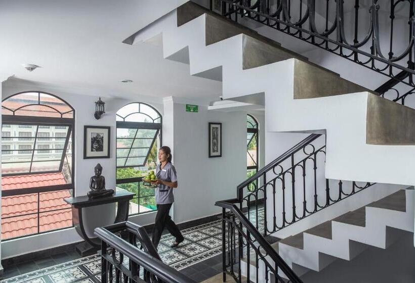 اتاق لوکس, People By The Community