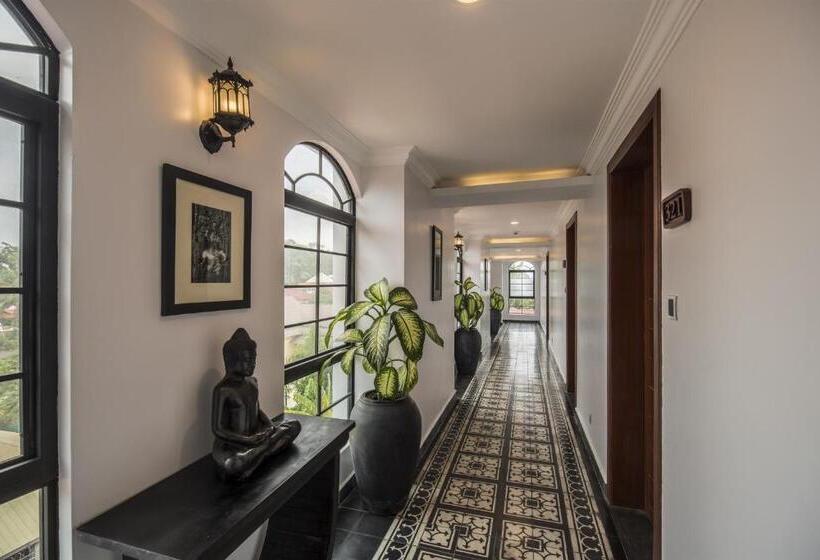 اتاق لوکس خانوادگی, People By The Community